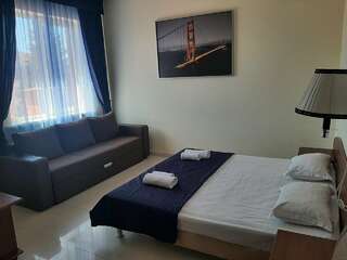 Гостевой дом Манополис Геленджик Четырехместный номер с видом на горы-1