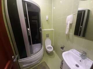 Гостевой дом Манополис Геленджик Трехместный номер с балконом-11