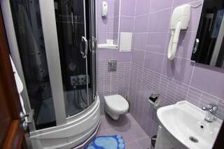 Гостевой дом Манополис Геленджик Четырехместный номер с видом на горы-4