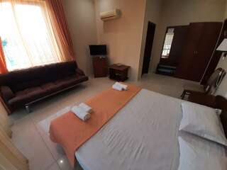 Гостевой дом Манополис Геленджик Трехместный номер с балконом-2