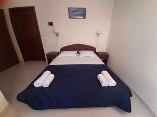 Гостевой дом Манополис Геленджик Двухместный номер с 1 кроватью и видом на горы-2