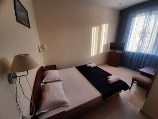 Гостевой дом Манополис Геленджик Двухместный номер с 1 кроватью и видом на горы-1