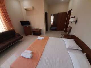 Гостевой дом Манополис Геленджик Трехместный номер с балконом-3