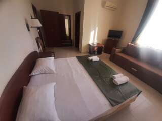 Гостевой дом Манополис Геленджик Четырехместный номер с видом на горы-8