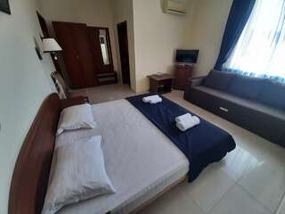 Гостевой дом Манополис Геленджик Четырехместный номер с видом на горы-2